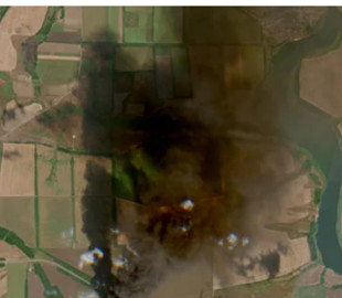 Супутникові знімки підтверджують, що один з ключових російських НПЗ горить вже понад добу