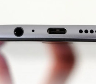 Маленький отвір біля зарядного порту смартфона: чому його важливо чистити