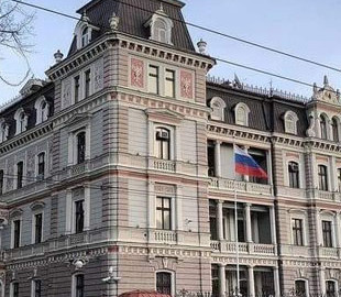 Посольство РФ у Латвії відмовляється почепити табличку з назвою вулиці Незалежності України