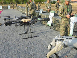 Китай показав роботів, озброєних кулеметами