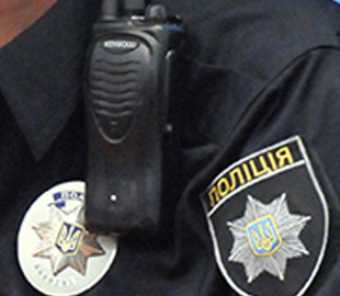 У Києві жінка вербувала клієнтів для лікарень, які видавали фейкові COVID-сертифікати