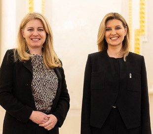 Черный тотал лук. Елена Зеленская встретилась с президентом Словакии в Киеве