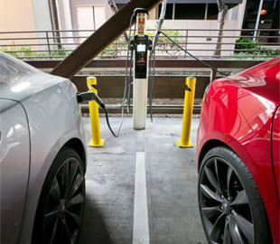 Джо Байден обіцяє електромобільну революцію: 25 млн електрокарів та 500 тис зарядних станцій