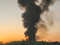 Пожежу на нафтобазі в Азові Ростовської області після атаки дронів не можуть загасити третій день