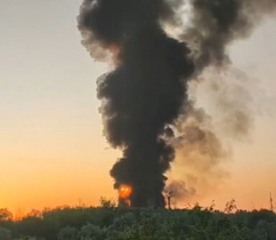 Пожежу на нафтобазі в Азові Ростовської області після атаки дронів не можуть загасити третій день