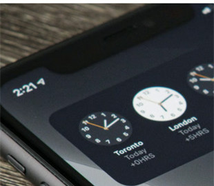 Що означає стрілка на iPhone біля годинника і як її вимкнути