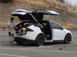 Блогер облаштував у Tesla спальне місце та кухню