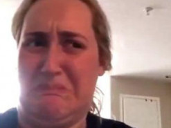 Лицо из мемов: видео в интернете сделало девушку популярной из-за ее мимики