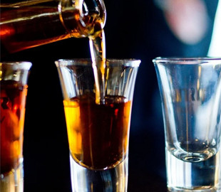 Вчені знайшли простий спосіб змусити людей вживати менше алкоголю