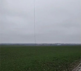 Українські інженери представили систему живлення дрона кабелем із землі