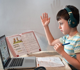 За три дня количество школ на дистанционном обучении уменьшилось на 10%: учителя активнее вакцинируются