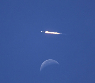 Ракета SpaceX Falcon 9 "пролетіла" над Місяцем після запуску з космодрому