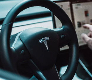 Tesla не змогла допомогти поліції у справі про переслідування жінки за допомогою електрокара
