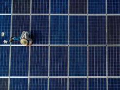 Може живити невелику країну: Китай запускає найбільшу у світі сонячну електростанцію