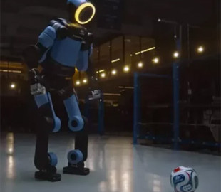 Робот Atlas від Boston Dynamics навчається футболу за допомогою нейромереж