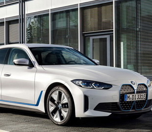 У BMW розповіли, чому не поспішають переходити на електрокари