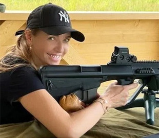 В сети высмеяли жену пескова