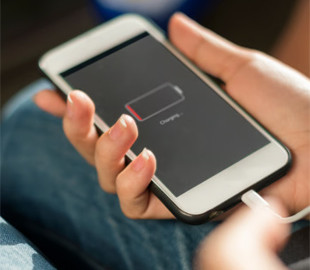 Названо популярні додатки, які виснажують батарею смартфона