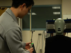 Передають звук прямо у вуха: у США розробили технологію віртуальних навушників