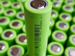 Новий літієвий акумулятор вміщує вчетверо більше енергії