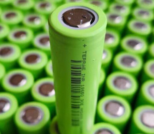 Новий літієвий акумулятор вміщує вчетверо більше енергії