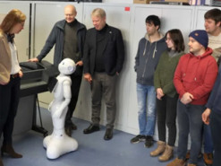 Корисний помічник. У Німеччині протестували гуманоїдного робота Pepper як гіда для туристів