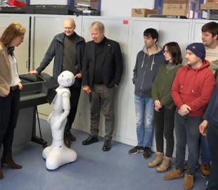 Корисний помічник. У Німеччині протестували гуманоїдного робота Pepper як гіда для туристів