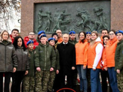 Путін виліз на бордюр, аби приховати свій низький зріст