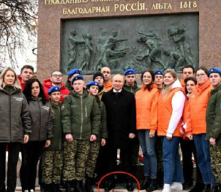 Путін виліз на бордюр, аби приховати свій низький зріст