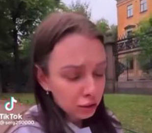 Не пустили до Німеччини: росіянка розплакалася на камеру через відмову у візі