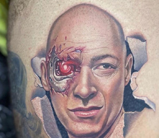 Поклонник Гордона сделал на ноге тату с лицом журналиста