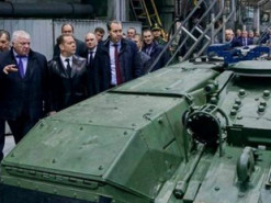 «Кульгавий гестапівець»: висміяли медведєва, який у дивному вбранні проконтролював виробництво танків
