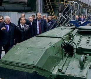 «Кульгавий гестапівець»: висміяли медведєва, який у дивному вбранні проконтролював виробництво танків