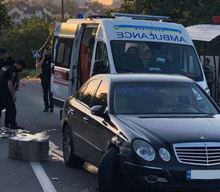 В Мариуполе отвлекшийся на телефон водитель сбил двух женщин-полицейских