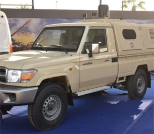 В Єгипті представили DJ-400V: пристрій захисту від дронів з радіусом дії до 4 км, який встановили на автомобіль