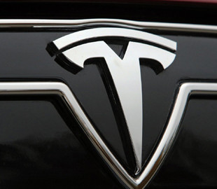 Продажи Tesla в Китае упали на две трети после критики
