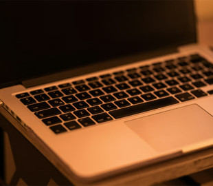 Ноутбук постійно на зарядці — чи шкодить це техніці