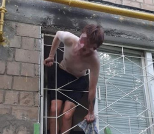 У Києві підліток намагався втекти з дому, але застряг у вікні. Фото