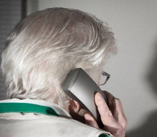 73-річна жінка віддала аферисту десятки тисяч гривeнь, думаючи, що рятує доньку