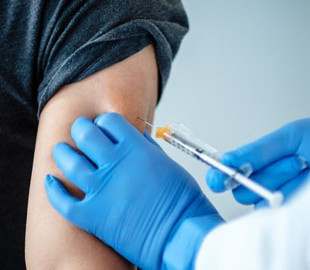 В Болгарії серед щеплених проти COVID-19 розіграють розумні годинники