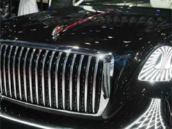 Hongqi показали трехместный автомобиль с люстрой и без руля