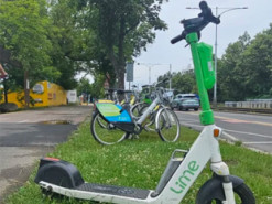 Скандальні прокатні електросамокати залишаться на вулицях Праги: заборону не підтримали