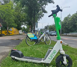 Скандальні прокатні електросамокати залишаться на вулицях Праги: заборону не підтримали