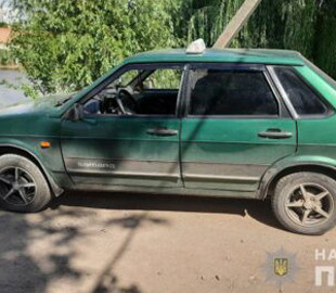 В Первомайске недовольный клиент пытался угнать такси, а потом вплавь убегал от полиции