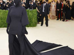 Вбрання зірок на балу Met Gala 2021 в Мережі висміяли мемами: добірка найкращих фото