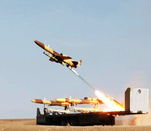 Винищувач ракет і безпілотників: армія Ірану "схрестила" дрон Karrar і ЗРК