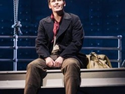 Актер прервал спектакль из-за того, что зрители увлеченно смотрели футбол на телефонах