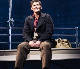 Актер прервал спектакль из-за того, что зрители увлеченно смотрели футбол на телефонах