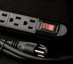 Небезпечніше, ніж ви думаєте: які прилади не можна підключати до подовжувача і чому