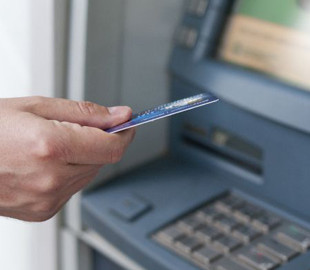 Эксперты рассказали, какие ошибки при пользовании банкоматом украинцы делают чаще всего